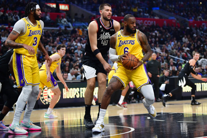 Ivica Zubac i LeBron James/Foto REUTERS