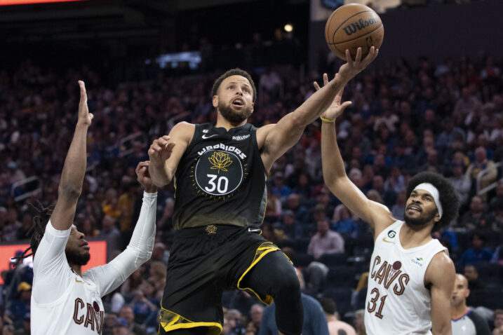 Stephen Curry polaže loptu između Dariusa Garlanda i Jarretta Allena/Foto REUTERS