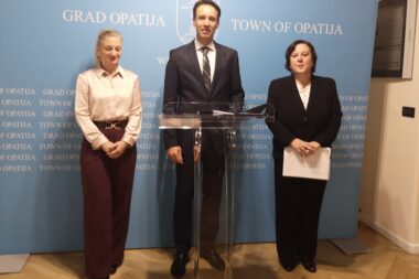 Kristina Đukić, Fernando Kirigin i Tamara Sergo predstavili su prvi proračun u eurima / Snimila A. KUĆEL ILIĆ