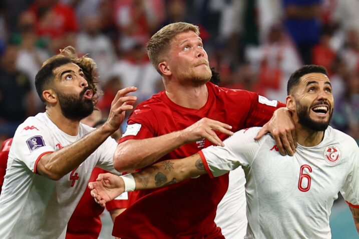 Andreas Cornelius između Yassinea Meriaha i Dylana Bronna/Foto REUTERS
