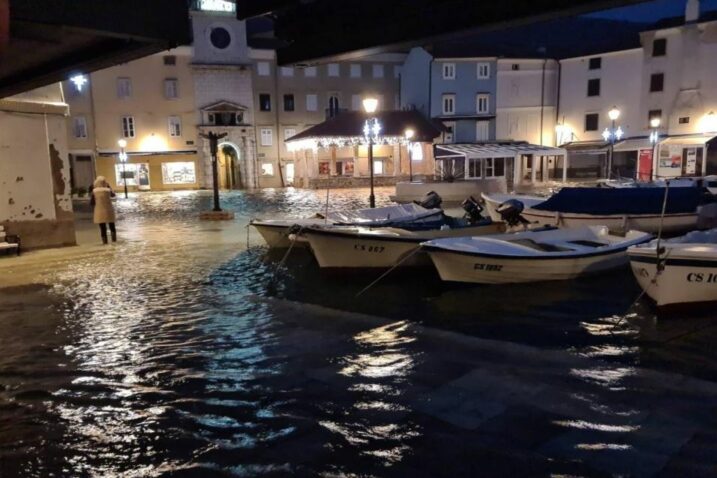 More u Cresu podiglo se sve do pragova kuća / Foto K. VITIĆ