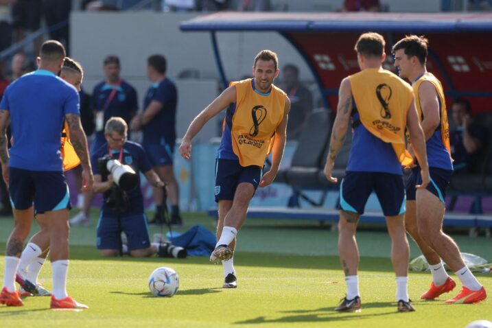 Kapetan Harry Kane sa suigračima na treningu/Foto REUTERS