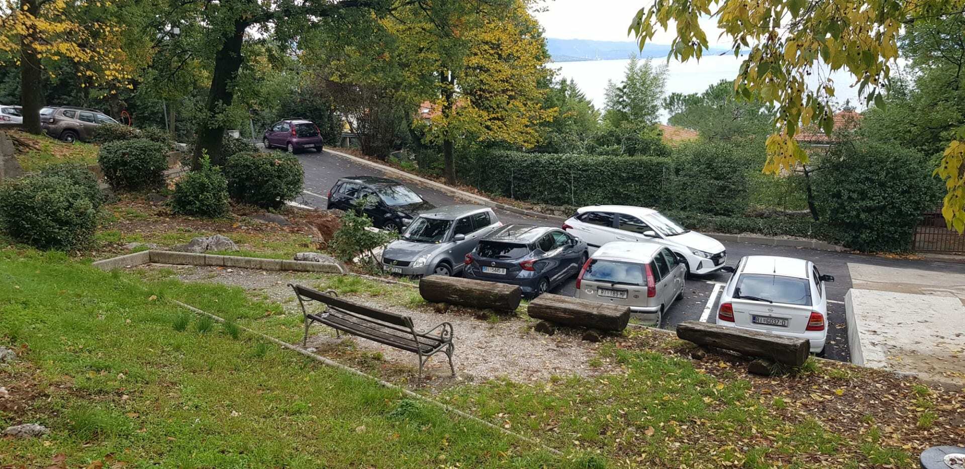 Novi parking za 6 vozila ispred male škole u Voloskom