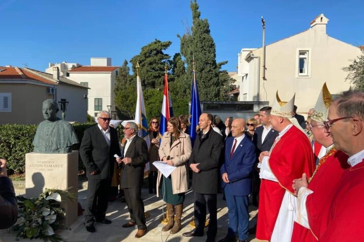 Svečanost otkrivanja biste nadbiskupu msgr. Antonu Tamarutu u Novalji