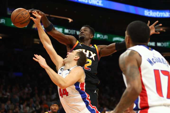 Bojan Bogdanović i Deandre Ayton/Foto REUTERS