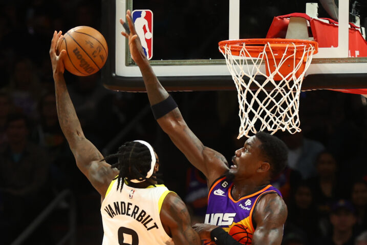 Jarred Vanderbilt i Deandre Ayton/foto REUTERS