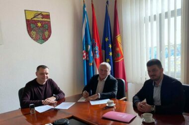 Načelnik Vinodolske općine Daniel Grbić potpisao je ugovor s najpovoljnijim dobavljačem / Foto VINODOLSKA OPćINA