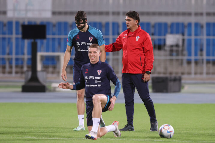Joško Gvardiol, Kristijan Jakić i Zlatko Dalić na treningu na stadionu Princa Faisala bin Fahda/Foto PIXSELL
