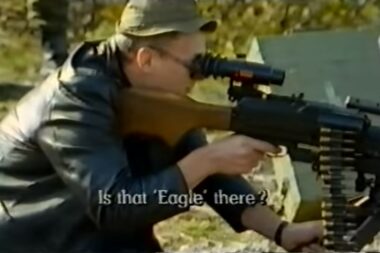 Ruski pisac Eduard Limonov puca na Sarajevo nakon što je s Radovanom Karadžićem obišao vojne položaje bosanskih Srba s kojih su grad vidjeli kao na dlanu / Foto Screenshot YouTube