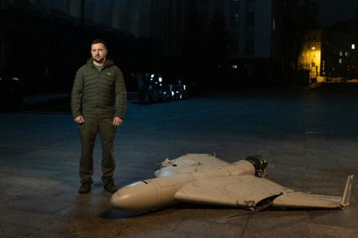 Volodimir Zelenskij sa srušenim iranskim dronom Shahed-136 koji Rusija koristi u zračnim napadima na ukrajinske gradove / Foto Screenshot Twitter