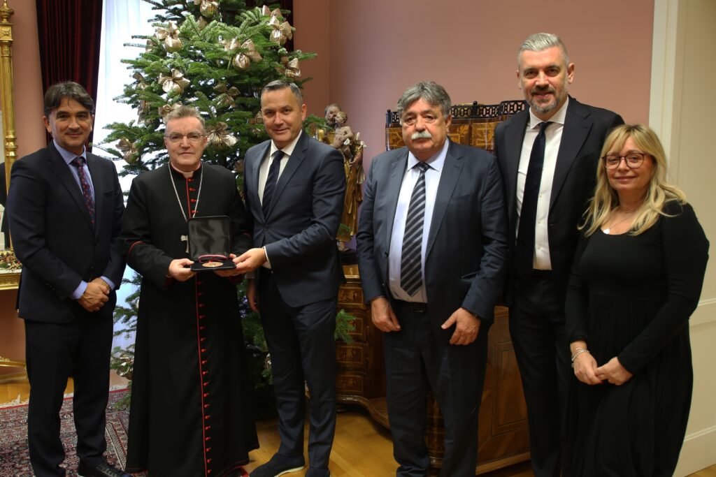 Kardinal Bozanić primio delegaciju HNS-a: ‘Želim da reprezentacija i nadalje njeguje vrednote oko kojih se sada okupila’