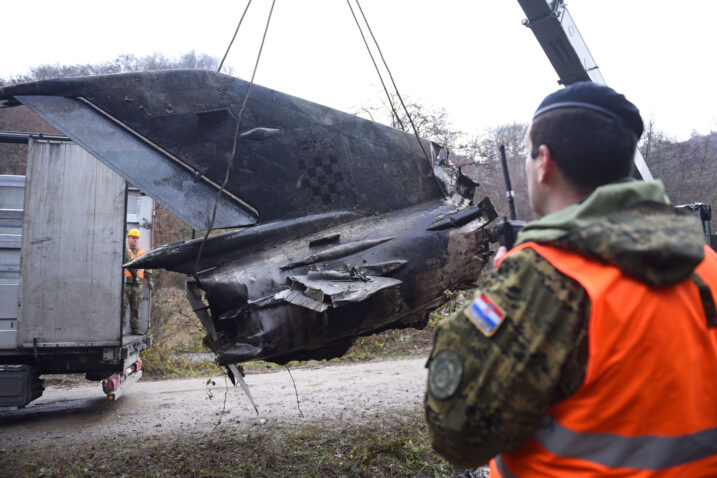 Dijelovi aviona MiG-21 Hrvatskog ratnog zrakoplovstva koji se srušio prije dva dana na području Virovitičko-podravske županije izvučeni su i cestovnim putem prevoze se do Zagreba / Foto MORH/ M. Čobanović