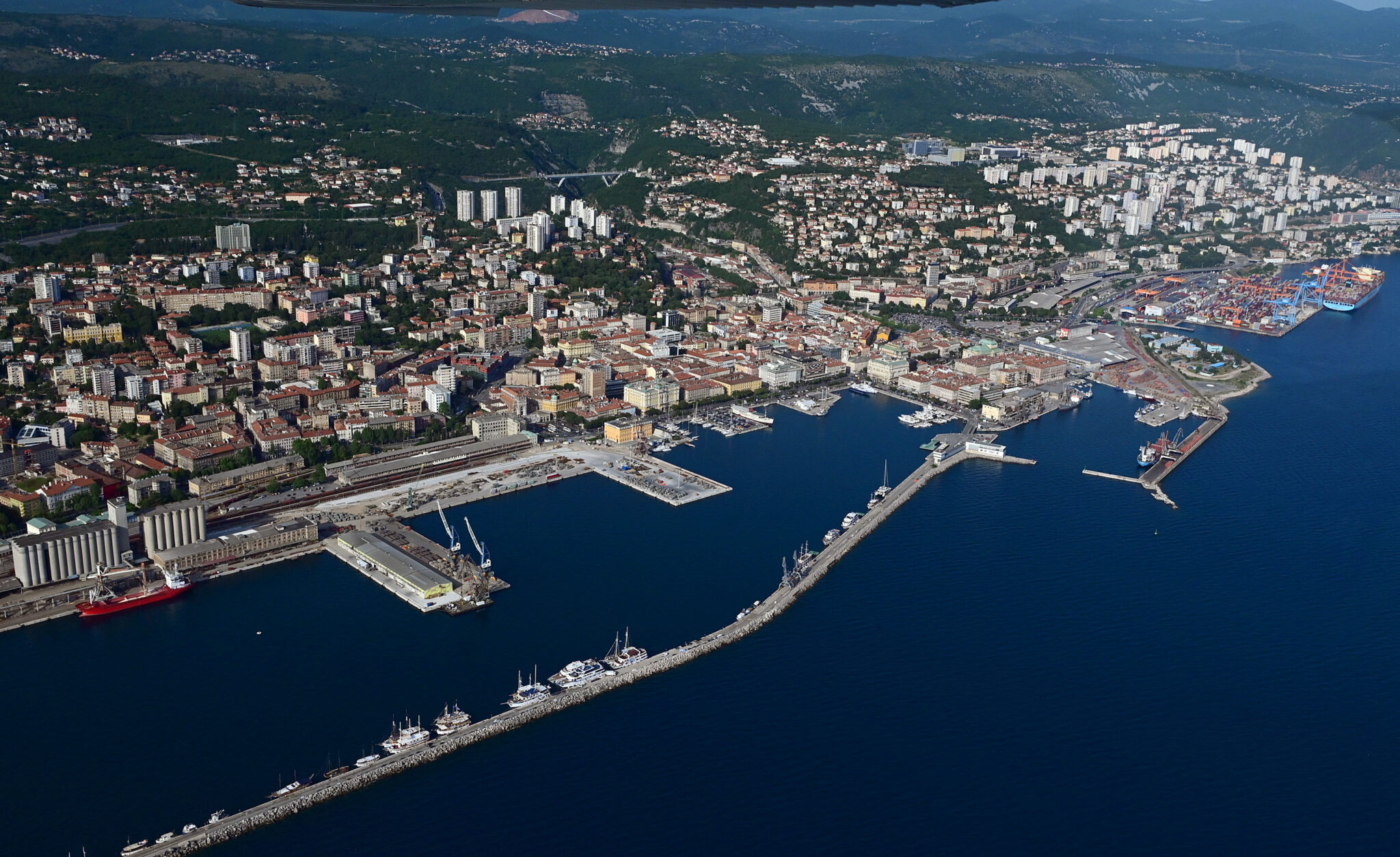 Grad Rijela Transformacija grada koji teče. Rijeka je desetljećima bila tipični ...