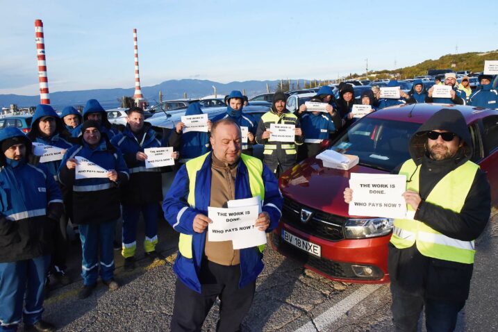 Radnici rumunjske tvrtke prosvjedovali su ispred rafinerije / Foto Sergej DRECHSLER