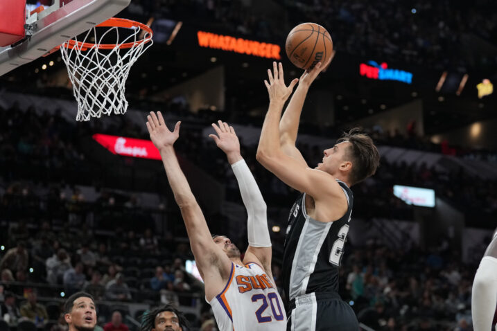 Dario Šarić i Zach Collins/Foto REUTERS