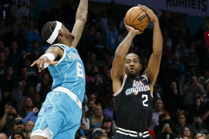 Kawhi Leonard i Jalen McDaniels/Foto REUTERS