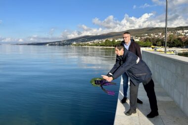 Mario Kružić i Goran Cerović položili su vijenac u more / Foto ŽLU Crikvenica