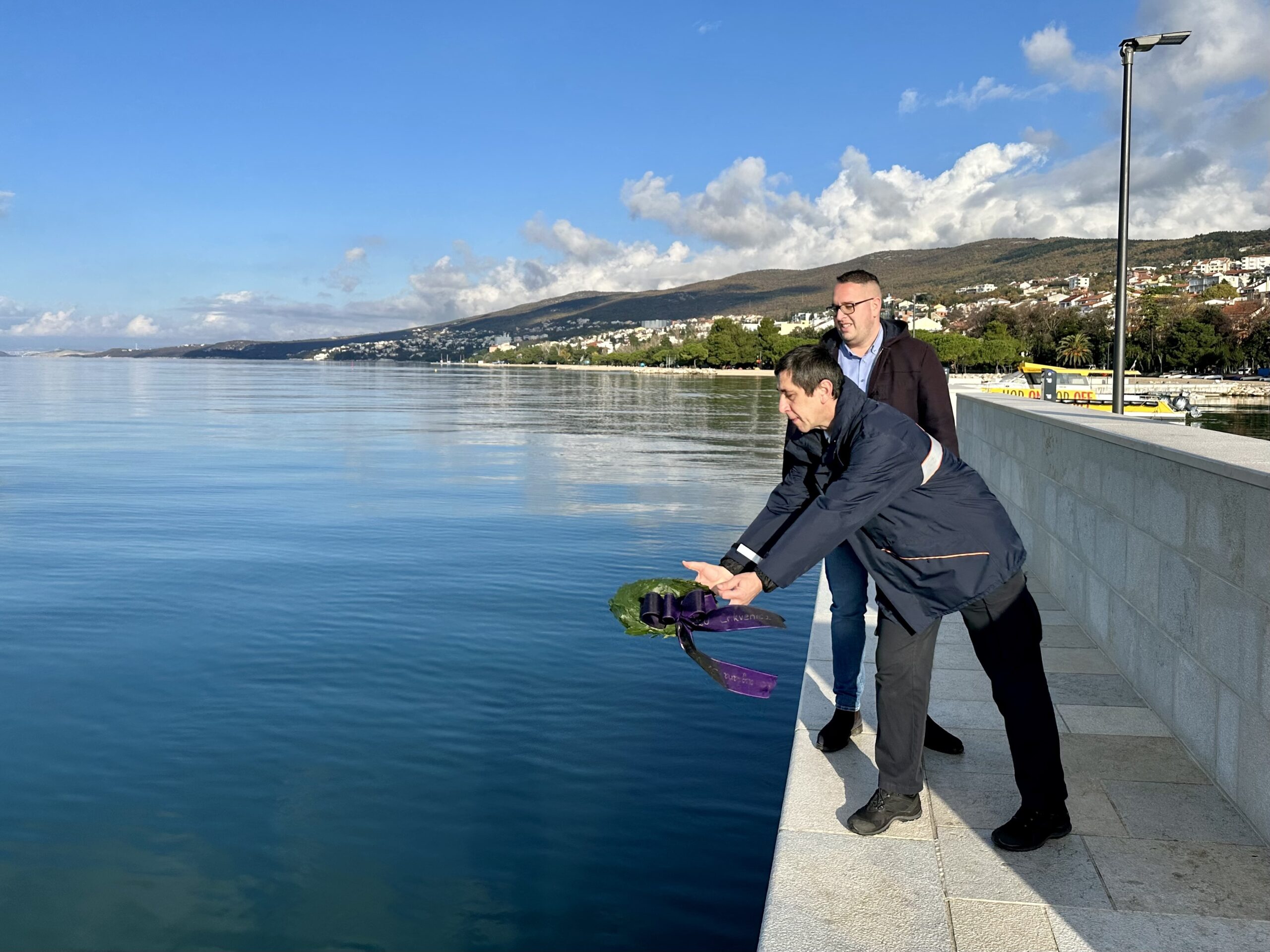 Mario Kružić i Goran Cerović položili su vijenac u more / Foto ŽLU Crikvenica