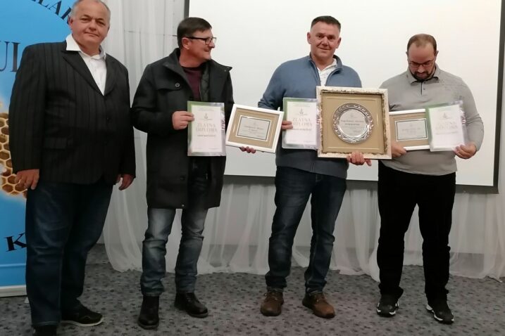 Nedjeljko Mrakovčić, predsjednik Udruge pčelarskih udruga PGŽ-a, predao je nagrade Klaudiju Dunatu, Dragi Rončeviću i Ivanu Matijeviću / M. ALMAŠI