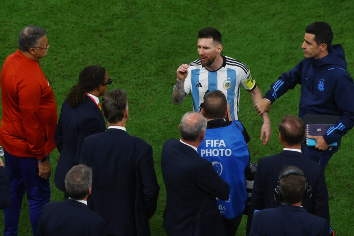 Leo Messi ispred nizozemske klupe/Foto REUTERS