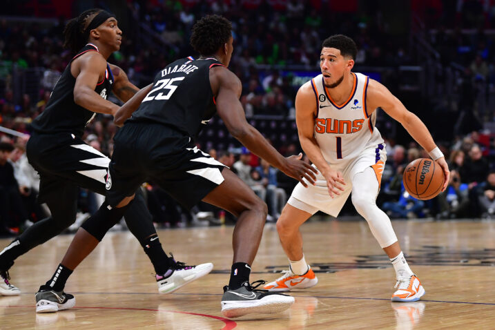 Devin Booker ispred Moussa Diabatea i Terancea Manna/Foto REUTERS