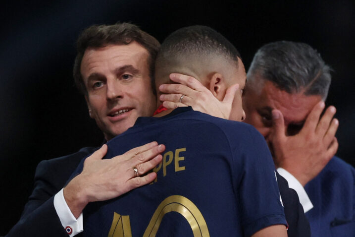 Emmanuel Macron i Kylian Mbappe/Foto REUTERS