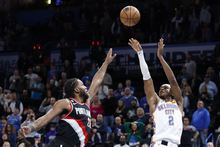 Shai Gilgeous-Alexander pogodio je sa sirenom preko Justicea Winslowa/Foto REUTERS