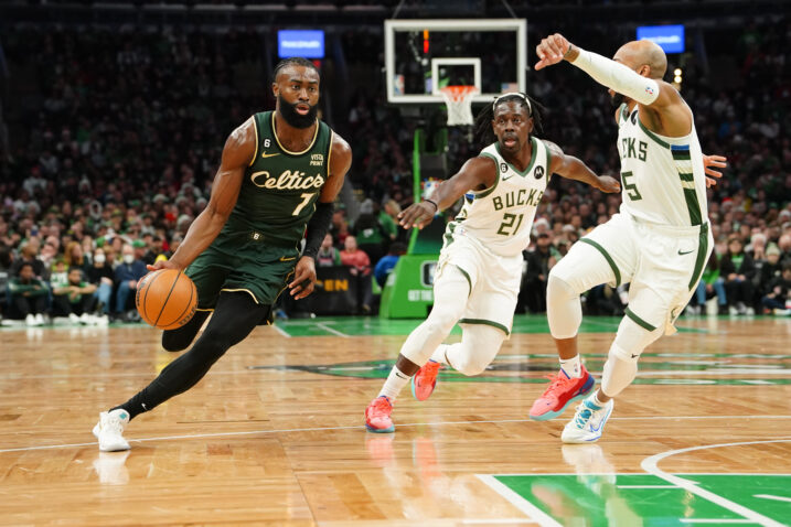 Jaylen Brown i Jrue Holiday/Foto REUTERS