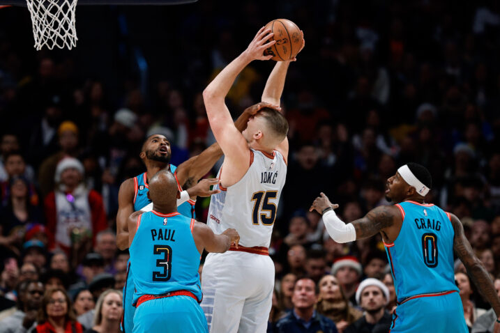Nikola Jokić pokušava poentirati preko Mikala Bridgesa i Chrisa Paula/Foto REUTERS