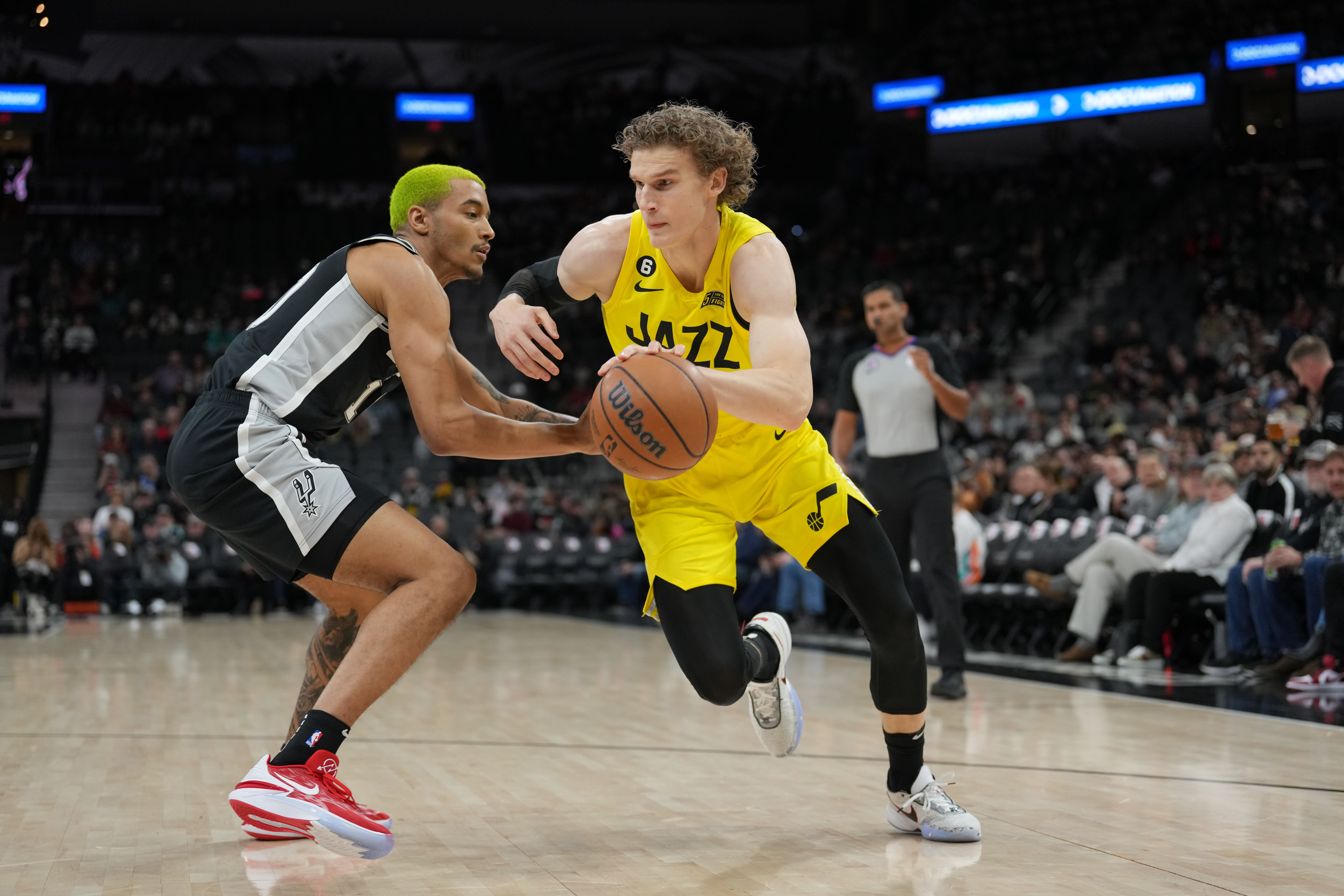 Lauri Markkanen (Utah) i Jeremy Sochan (San Antonio)/Foto REUTERS