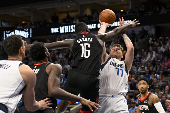 Luka Dončić šutira preko Usmana Garube/Foto REUTERS