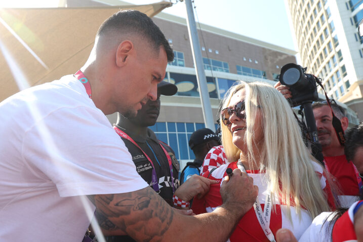 Dejan Lovren spremno je odgovarao na zahtjeve navijača i navijačica/Foto PIXSELL