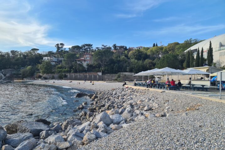 Područje zahvata se nalazi u sklopu plaže Ploče, na krajnje zapadnom platou