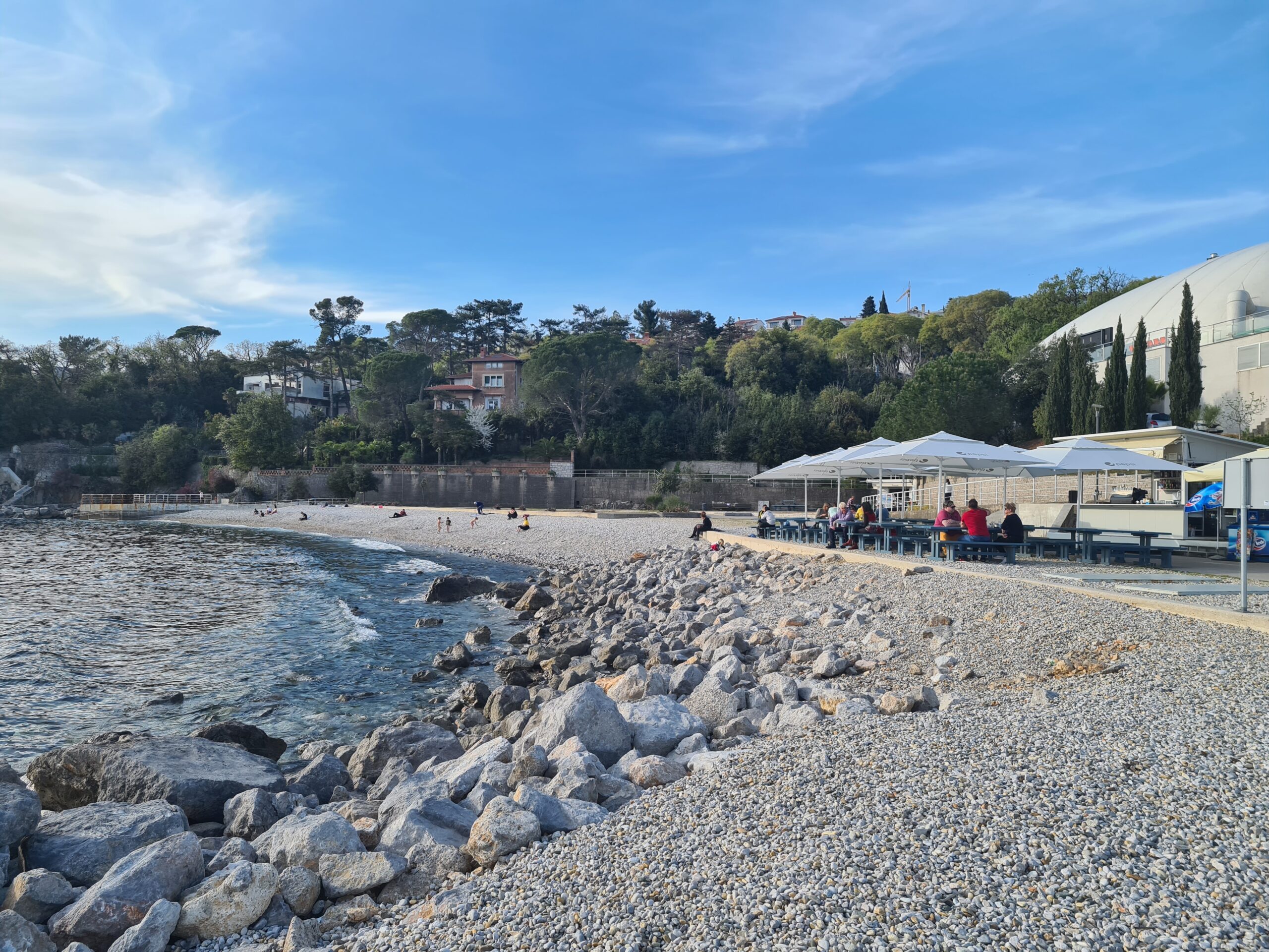 Područje zahvata se nalazi u sklopu plaže Ploče, na krajnje zapadnom platou