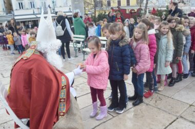 Sv. Nikola došao je brodom "Nerezincem" / Snimio B. PURIĆ