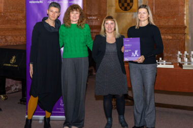 Jasminka Lisac (druga s lijeve strane) prima nagradu kao dio Volonterskog kluba / Foto SŠ DELNICE