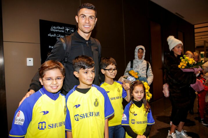 Cristiano Ronaldo s polaznicima Al Nasrove akademije u zračnoj luci/Foto REUTERS