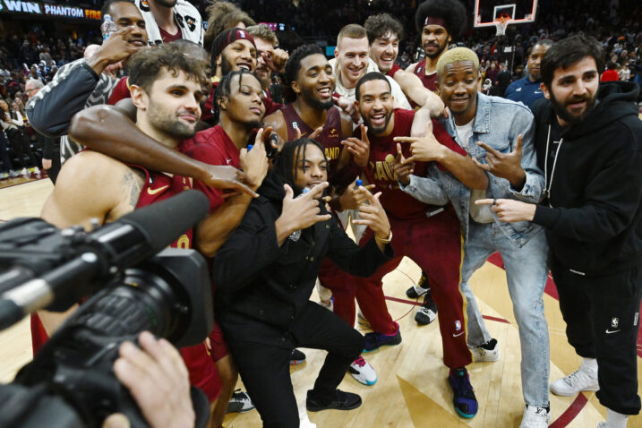 Donova Mitchell sa suigračima nakon utakmice s Bullsima/Foto REUTERS