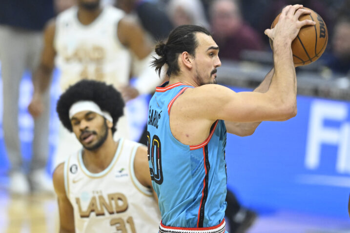 Dario Šarić i Jarrett Allen/Foto REUTERS