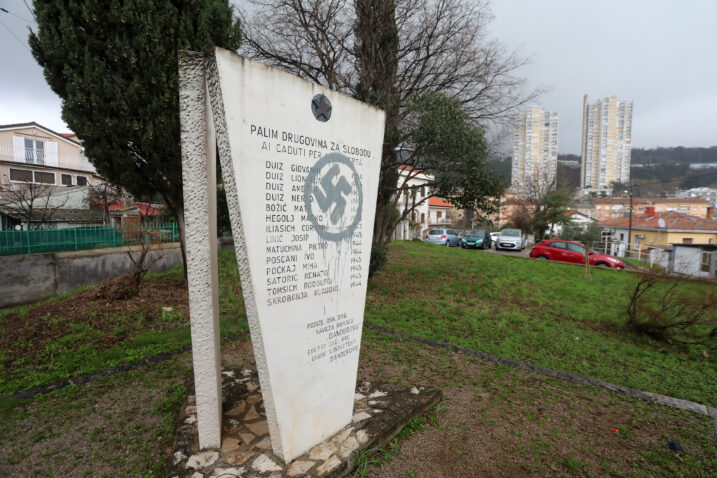 Na spomeniku palim drugovima za slobodu, u parku Banderovo, netko je išarao nacistički simbol svastiku / Foto GORAN KOVACIC/PIXSELL