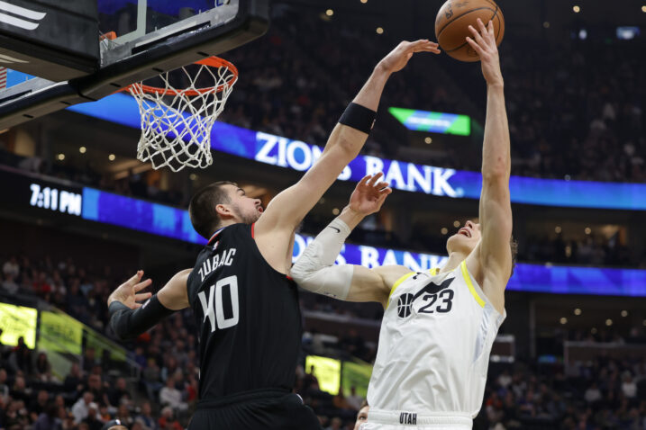 Ivica Zubac pokušava blokirati Laurija Markkanena/Foto REUTERS