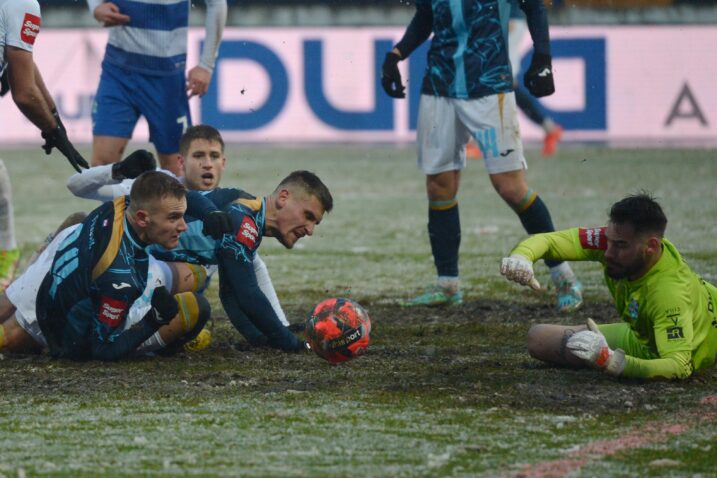 Matija Frigan i Emir Dilaver ispred Ivice Ivušića/Foto HNK RIJEKA