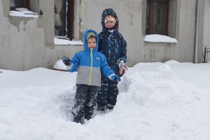 Snježni dječji pozdrav iz Lokava / Snimio Marinko Krmpotić