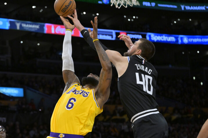 LeBron James i Ivica Zubac/Foto REUTERS