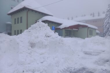 Današnje stanje pred delničkom knjižnicom / Snimio M. KRMPOTIĆ