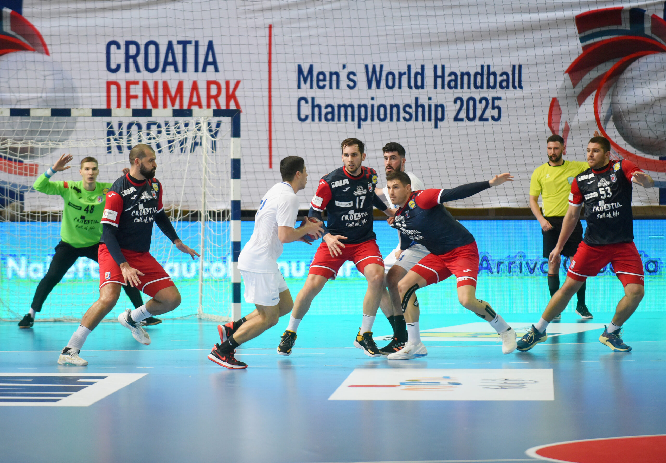 Hrvatski rukometaši gotovo 12 sati putovali do Švedske, u petak ih čeka