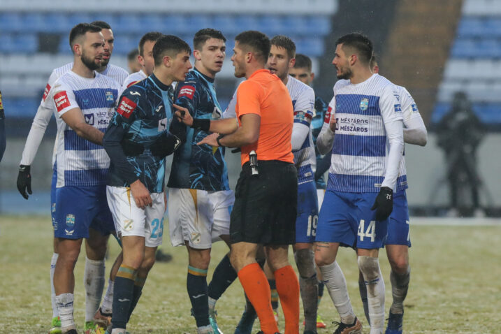 Sudac Patrik Kolarić između igrača Osijeka i Rijeke/Foto PIXSELL