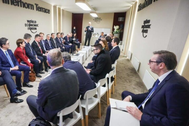 Aleksandar Vučić u "magarećoj klupi" u Davosu / Foto Ured predsjednika Makedonije