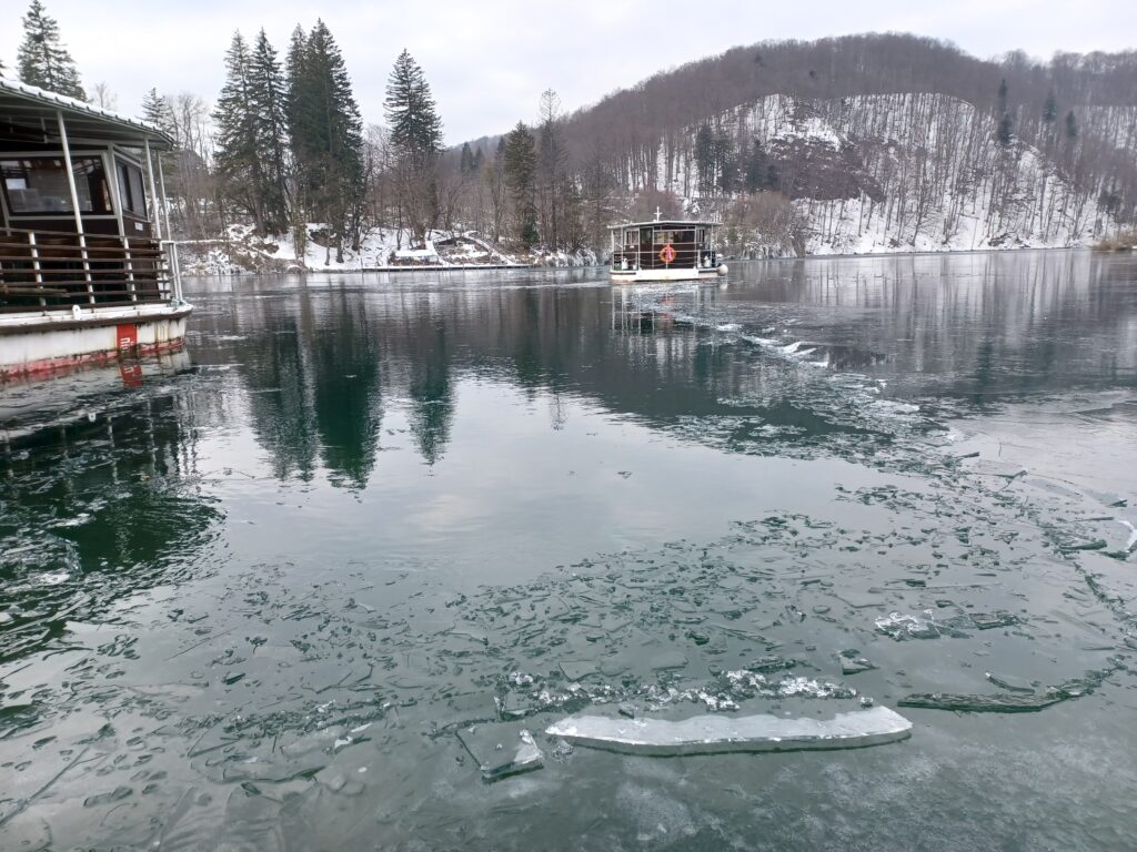 Gospić je s -12 stupnjeva jutros najhladdniji grad u Hrvatskoj, na Plitvičkim jezerima led okovao brodove