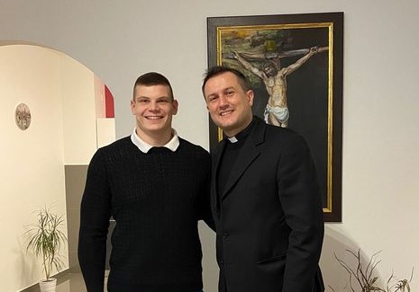 Svećenik Kristijan Zeba i Luka Abramović / Foto facebook